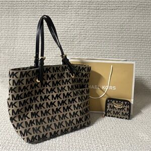 Michael Kors Black/vanilla Jet set signature Tote and Bifold wallet bundle
